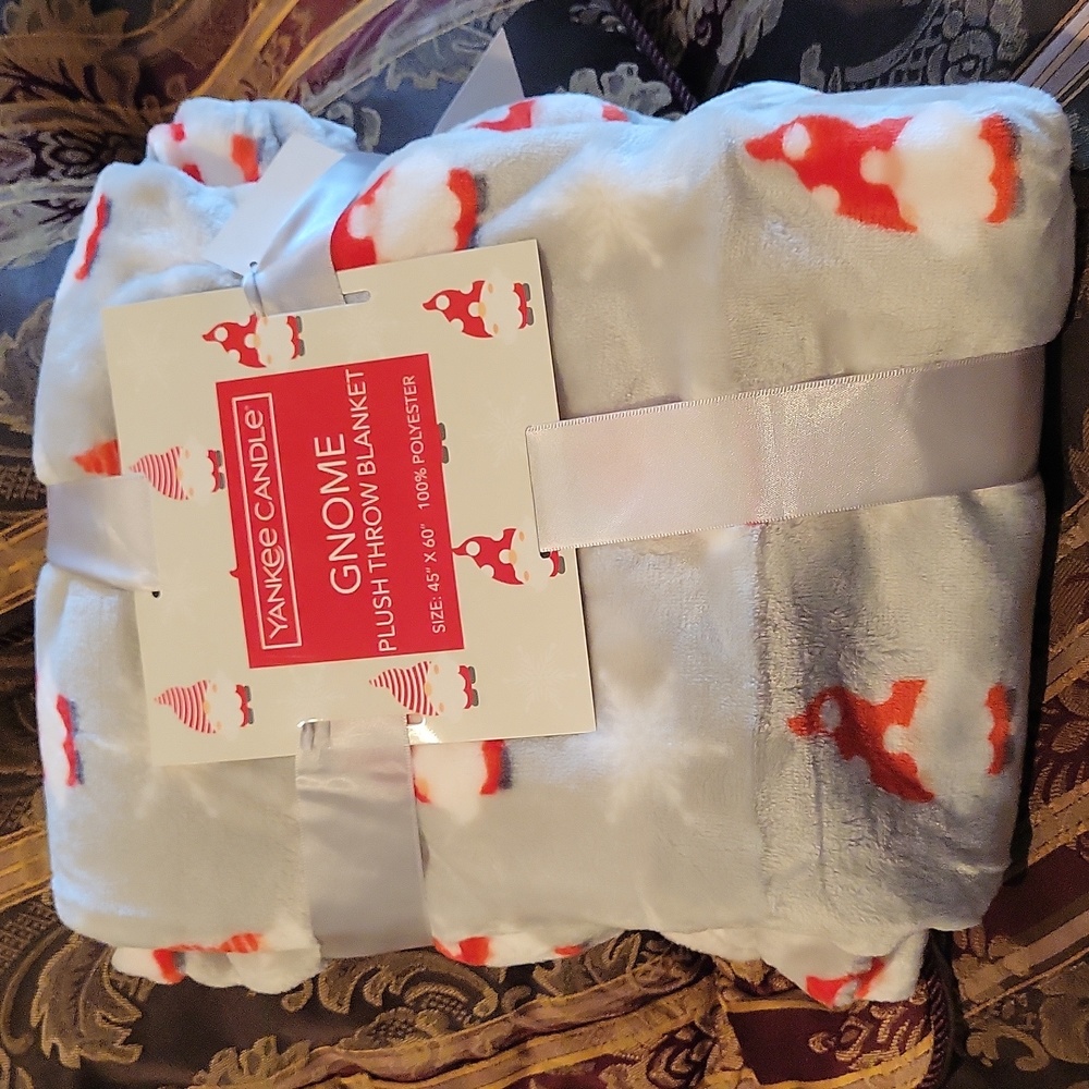 Yankee candle lush real soft large throw blanket gnome  red white xo